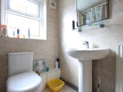Nice double bedroom in a 6 bedroom apartment, near...