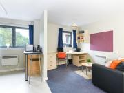 Nice double ensuite bedroom close to Kelvinbridge Tube...