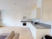 Charming Flat to rent in Riverbank Way, Brentford TW8