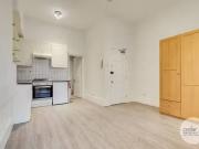 Deal! Studio to rent in Greencroft Gardens, South...