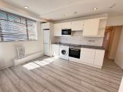 Nightingale Lane, London SW4, 2 bed flat to rent, £2,000...