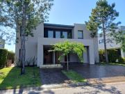 NORDELTA Casa en venta con impresionante vista al lago...