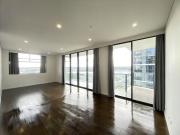 North facing 3 Bedrooms Apartment with Secure Parking!