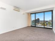 Monument: 13th Floor Apartment with Views, Parking &...
