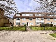 North Parade, Chessington, Surrey. KT9, 2 bed flat to...