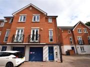 Norwich Crescent, Chadwell Heath, Romford RM6, 3 bed end...