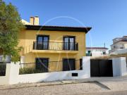 Nova moradia T3 no Estoril com boas áreas