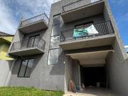 NOVO SOBRADO TRIPLEX COM 02 DORMITÓRIOS LOCALIZADO