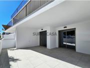 T2 pronto a viver com piscina e terraços perto da praia...