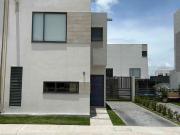 NR Casa en Renta Villas de Campo Modelo Málaga en privada