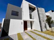 NUEVA! CASA CON GRAN VISTA, AMENIDADES Y POSIBILIDAD DE...