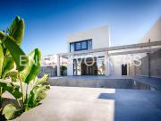 Nueva villa en venta al canal en Empuriabrava 218m²...