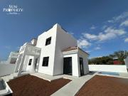 NUEVA VILLA PAREADA EN EL CAMPO DE AMARILLA GOLF