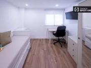 ¡Oferta! Se alquila habitación en piso de 4 dormitorios...