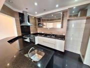 O imóvel oferece 2 suítes, 1 banheiro, 1 escritório, 1...