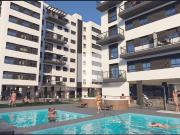 OBRA NUEVA Pisos modernos con piscina y pádel junto a...