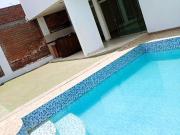 OCASION VENTA DE CASA CON COCHERA Y PISCINA EN URB....