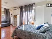 ¡Oferta! Amplia habitación en apartamento de 5...