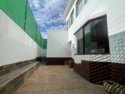 Oferta! Casa de dos pisos con gran jardín