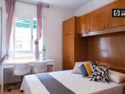 ¡Oferta! Habitación en el apartamento de 5 dormitorios...