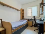 ¡Oferta! Se alquila habitación en piso de 4 dormitorios...