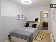 ¡Renta! Se alquila habitación en piso de 5 dormitorios...