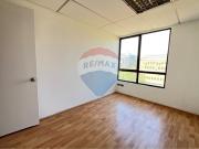 Oficina 1 privado 1 baño + est y bodega