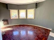 Oficina 4 amb primer piso por escalera en plena zona...