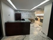 Oficina Amueblada en Renta – Piso Alto en Plaza...