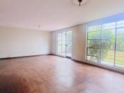 Oficina Comercial en Surco con 5 Ambientes, Jardín y...