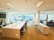 Oficina con muebles sobre Av 9 de Julio