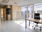 Oficina corporativa con varias áreas privadas y...