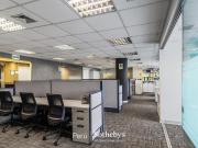 Oficina moderna y funcional en edificio corporativo en...