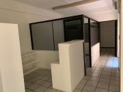 Oficina sobre Av. Simon Bolivar de 30 m². Incluye agua y...