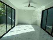 Oficina sobre avenida Líbano