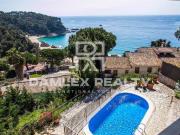 Ofrecemos viviendas en venta en Costa Brava con una...