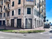 Oltre 3 vetrine in vendita a Savona