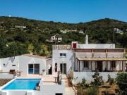 Onde o Azul do Mar Encontra o Barrocal: O Seu Refúgio...