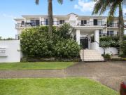 One Bedroom Apartment, 50m from Nobby Beach! WATER...