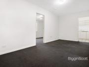 ONE BEDROOM APARTMENT CLOSE TO ALL THE ACTION!