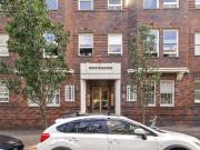 One bedroom ground floor Art Deco apartment close to harbour