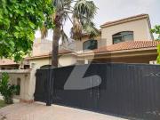 One kanal beautifull house double unit avaliable for...