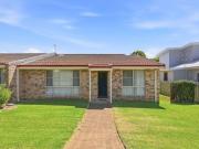 Open Plan Living With Sunlit Outdoor Space