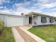 COTTAGE CHARM WITH A CONTEMPORARY TOUCH