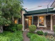 Open the Door to Villa that Shines from Rose to Rear Lane