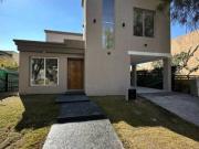 OPENHOUSE vende hermosa Casa ubicada en el Barrio Lar de...