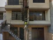 Oportunidad de negocio! Casa en venta de 3 pisos