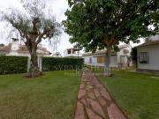 OPORTUNIDAD DE VIVIENDA CON JARDIN EN PRIMERA LINEA