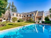 Oportunidad! Georgian con gran jardín, a pasos colegio...