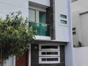 OPORTUNIDAD!Hermosa casa con roof en venta